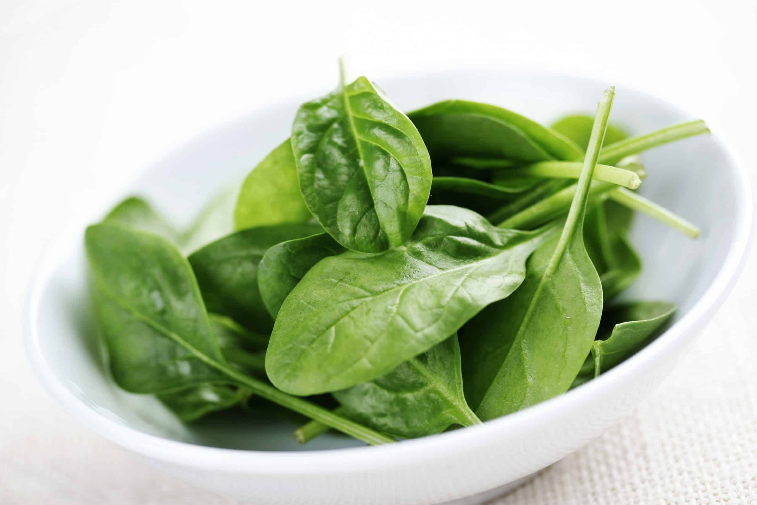 spinach for a green breakfast smoothie